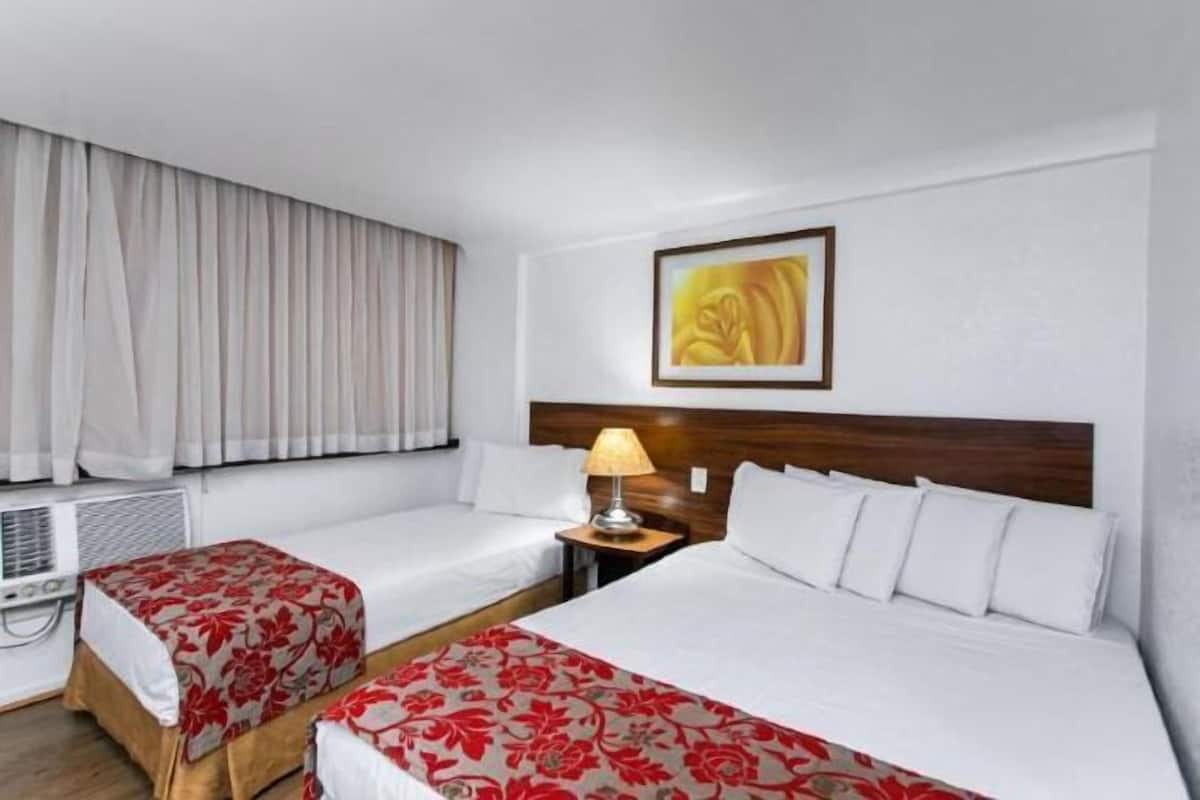 Lit avec matelas Select Comfort, coffre-fort, bureau