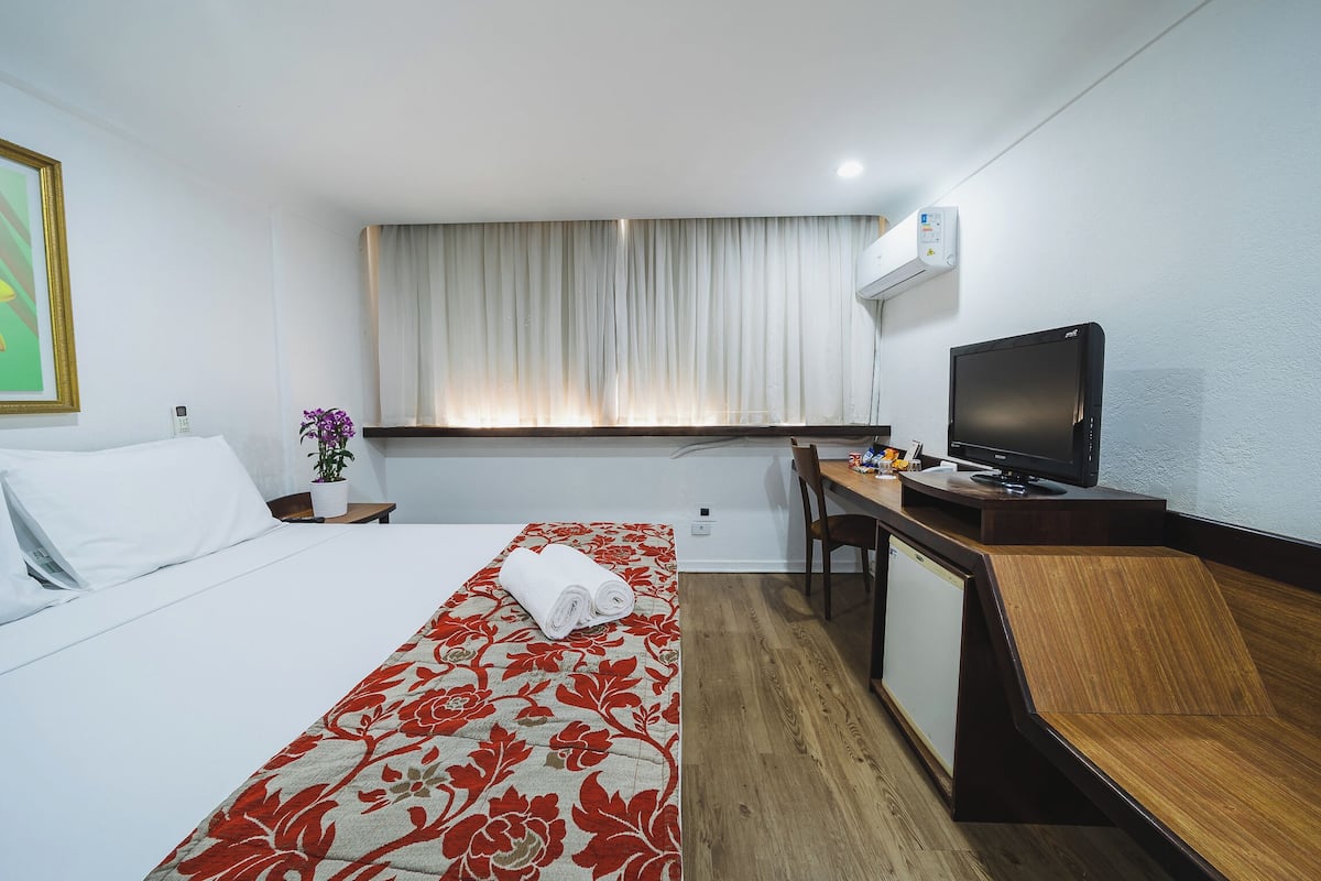 Kahden hengen standard-huone, 1 parisänky | Select Comfort -patjalliset sängyt, tallelokero huoneessa, työpöytä