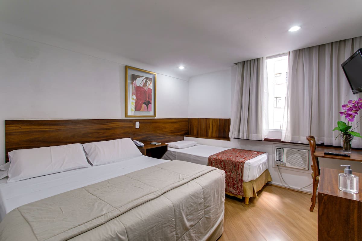 Phòng 3 Tiêu chuẩn, nhiều giường | Nệm Select Comfort, két bảo mật tại phòng, bàn