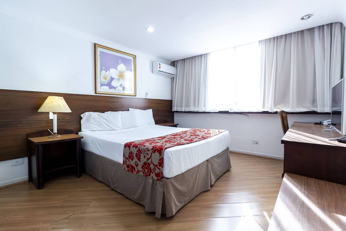Phòng đôi Deluxe, 1 giường đôi | Nệm Select Comfort, két bảo mật tại phòng, bàn