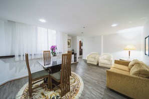 Deluxe Double Room, 1 Katil Kelamin (Double) | Ruang tamu | TV LCD 