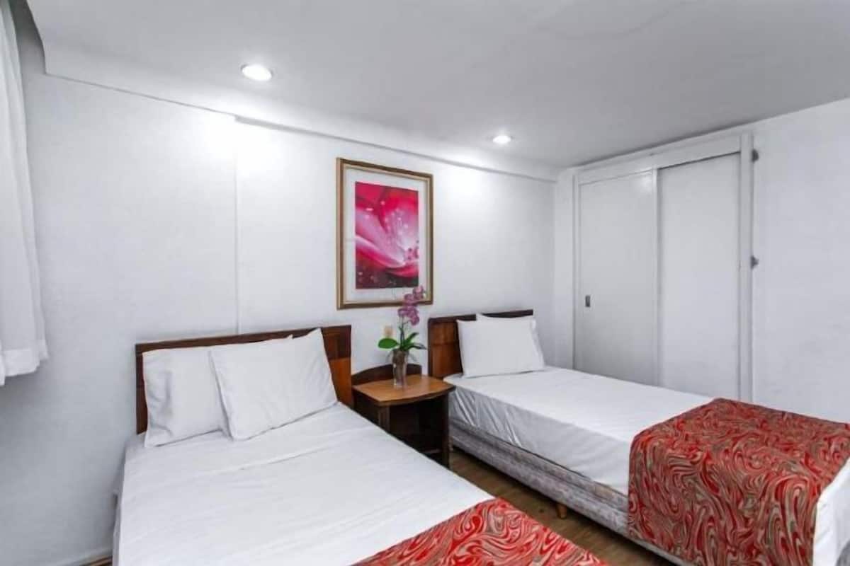 Lit avec matelas Select Comfort, coffre-fort, bureau