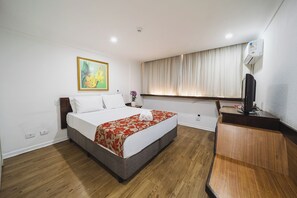 Dobbeltrom – standard, 1 dobbeltseng | Senger med Select Comfort-madrass, safe på rommet og skrivebord