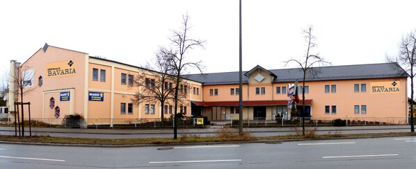 A building with signage for 'Gästehaus Bavaria' and 'Magic Sportsbar & Internet'. - Gästehaus Bavaria (Regensburg)