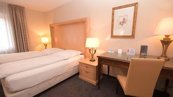 Comfort-Doppelzimmer, Nichtraucher | Allergikerbettwaren, Schreibtisch, VerdunkelungsvorhÀnge