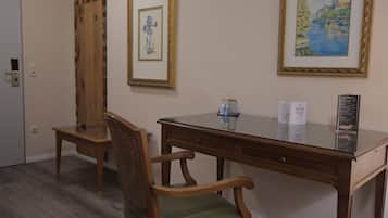 Habitación básica doble | Ropa de cama hipoalergénica, escritorio, cortinas opacas