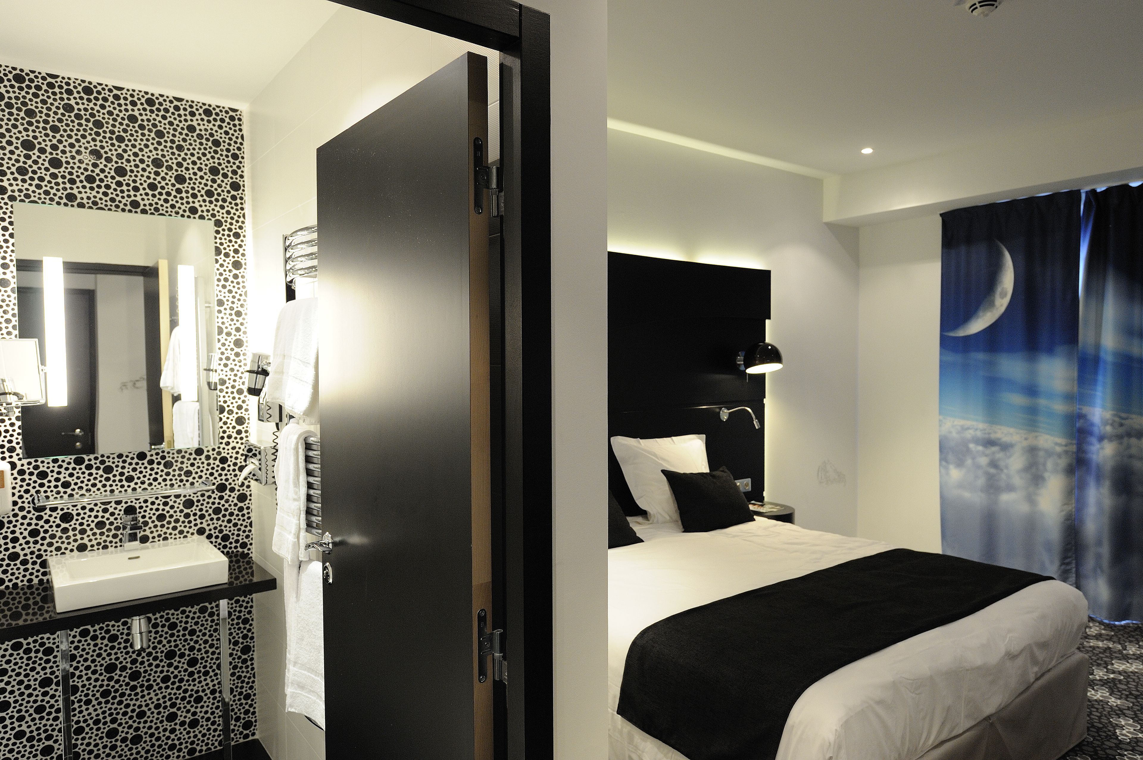 ميني بار وخزنة داخل الغرفة ومكتب وستائر تعتيم