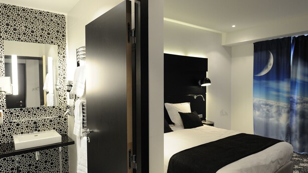 Standard Room, 1 Queen Bed, Non Smoking | Minibar, in-room safe, desk, blackout drapes - Kyriad Prestige Perpignan Centre del Mon (Perpignan)