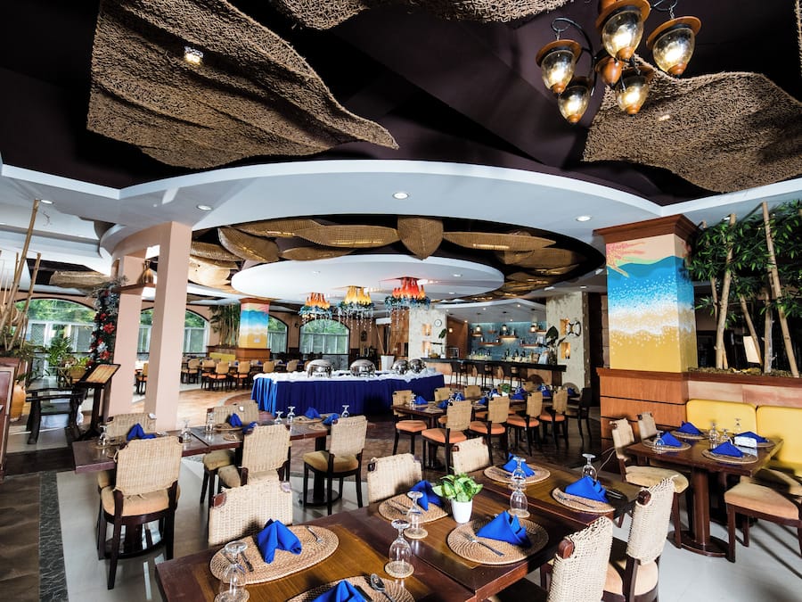 Här finns 2 restauranger som serverar frukost.