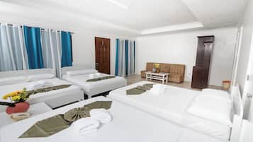 Habitación familiar, varias camas | Decoración personalizada y escritorio