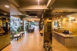 Lobby sitting area - Tonaor Place Bangkok (Bangkok)
