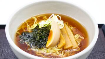 Un tazón de ramen con fideos, alga, tofu y un huevo pasado por agua.