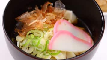 Un tazón de ramen con ingredientes.