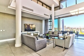 高級頂樓客房, 3 間臥室 | 起居區 | 107-公分平面電視、衛星頻道、電漿電視、 DVD 播放機