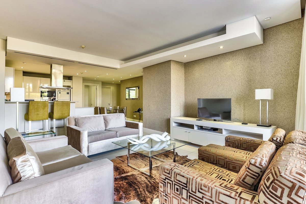 Appartamento Luxury, 2 camere da letto | Area soggiorno | TV a schermo piatto 107 cm con canali satellitari, TV al plasma