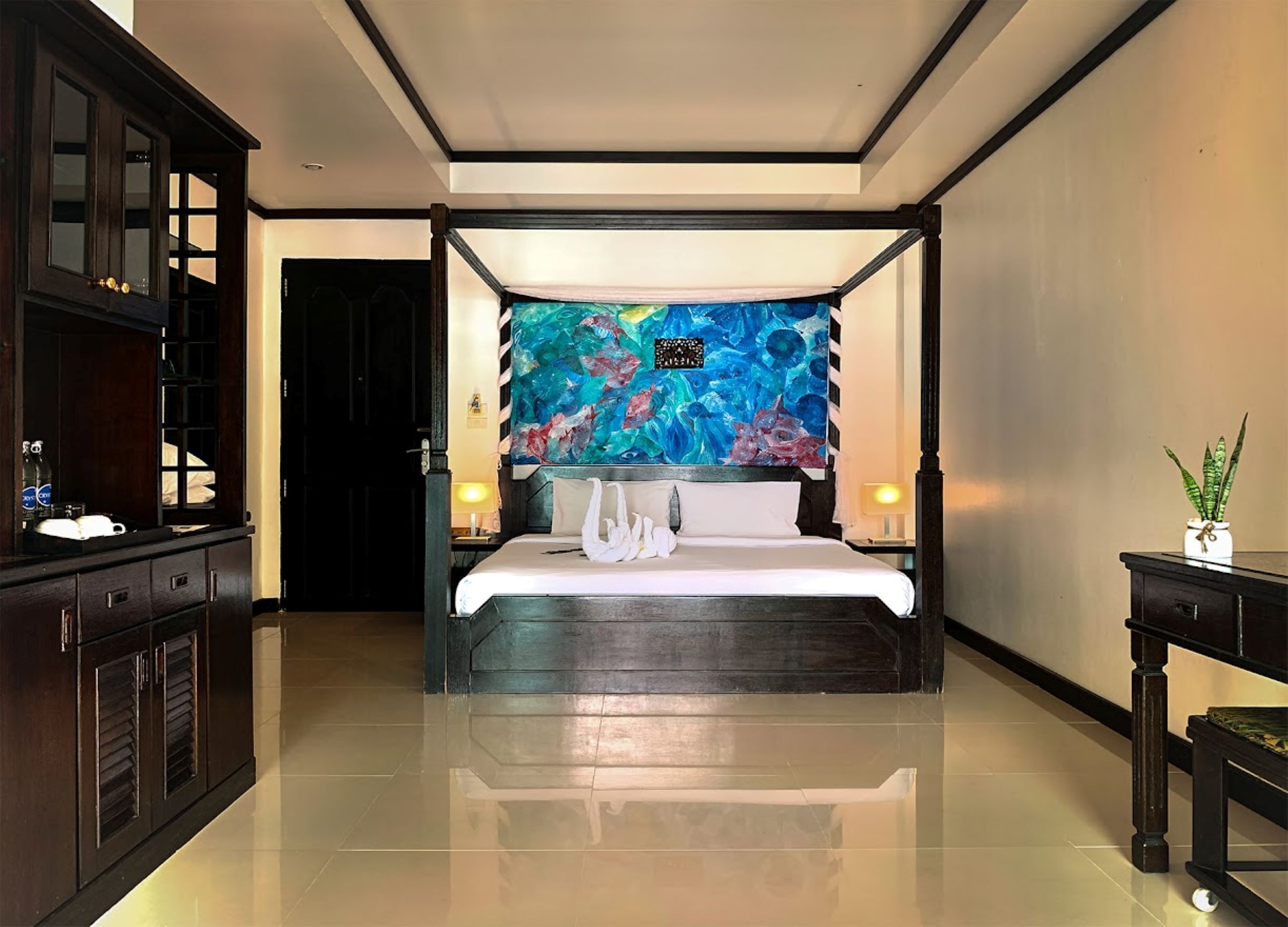 Minibar, in-room safe, desk, WiFi (free)