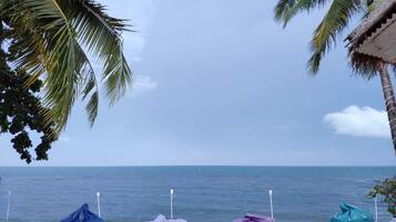 Serveert ontbijt, lunch en diner