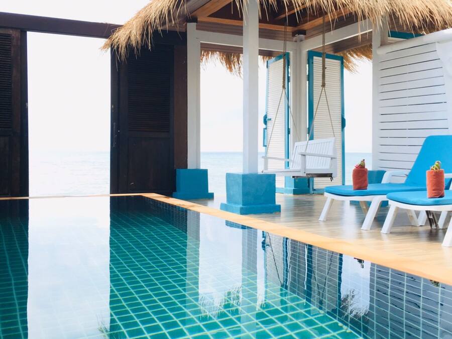 Royal Pool Villa Beach Front | Vista do quarto
