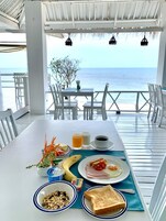 每日供应自助式早餐（每人 THB 350）