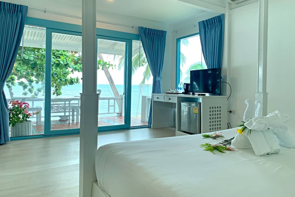 Royal Suite Beach Front | Minibar, in-room safe, individually furnished, desk