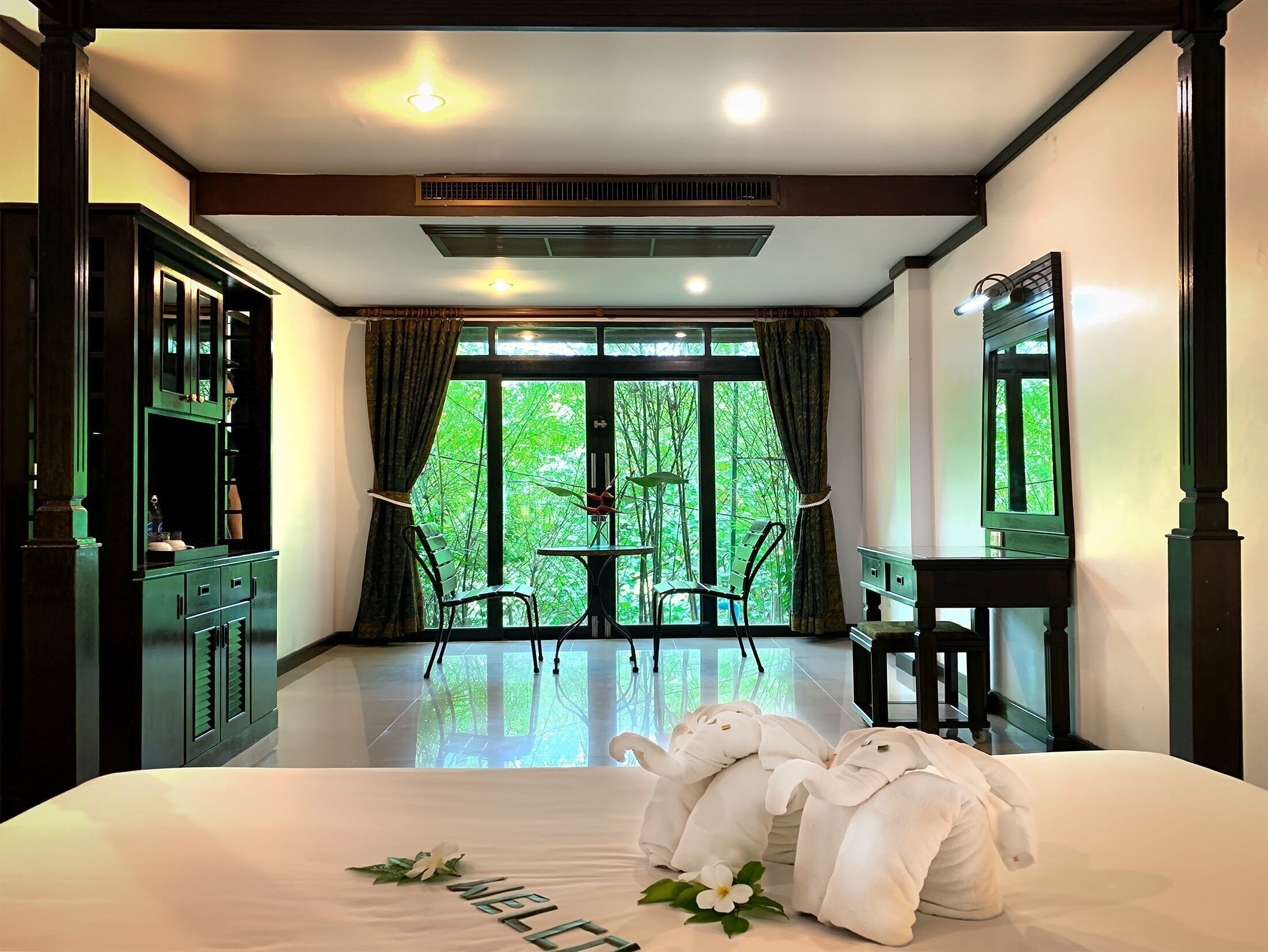 Minibar, in-room safe, desk, WiFi (free)