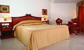 Minibar, in-room safe, desk, blackout curtains - Maurya Rajadhani (Thiruvananthapuram)