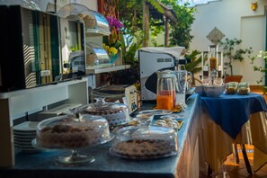 Se ofrece un desayuno continental (8 EUR por persona)