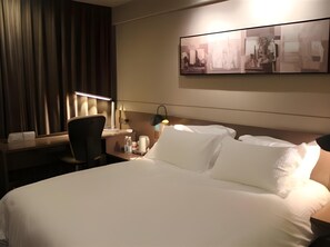 Desk, blackout curtains, iron/ironing board - Jinjiang Inn Select Shanghai Pudong Airport (Shanghai)