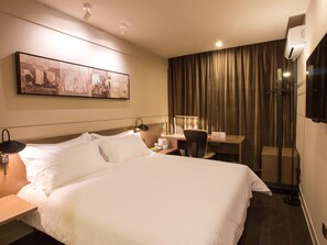 Desk, blackout curtains, iron/ironing board - Jinjiang Inn Select Shanghai Pudong Airport (Shanghai)