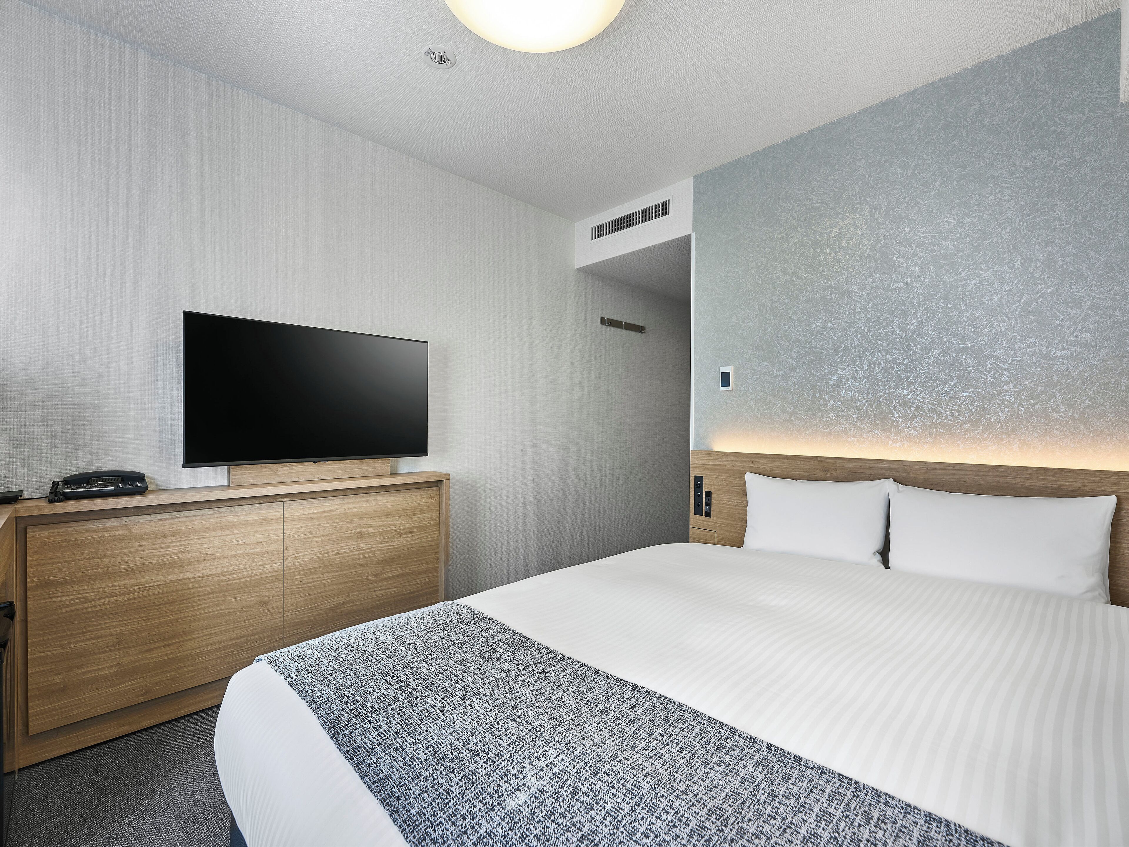 Kahden hengen deluxe-huone, tupakointi kielletty | Ylelliset vuodevaatteet, untuvapeitot, tallelokero huoneessa