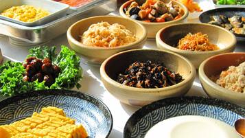 朝食 (ビュッフェ)、毎日提供 (1 名様 1700 JPY)