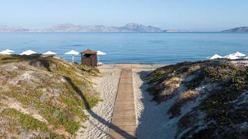 A la platja, gandules de platja i para-sols per a la platja