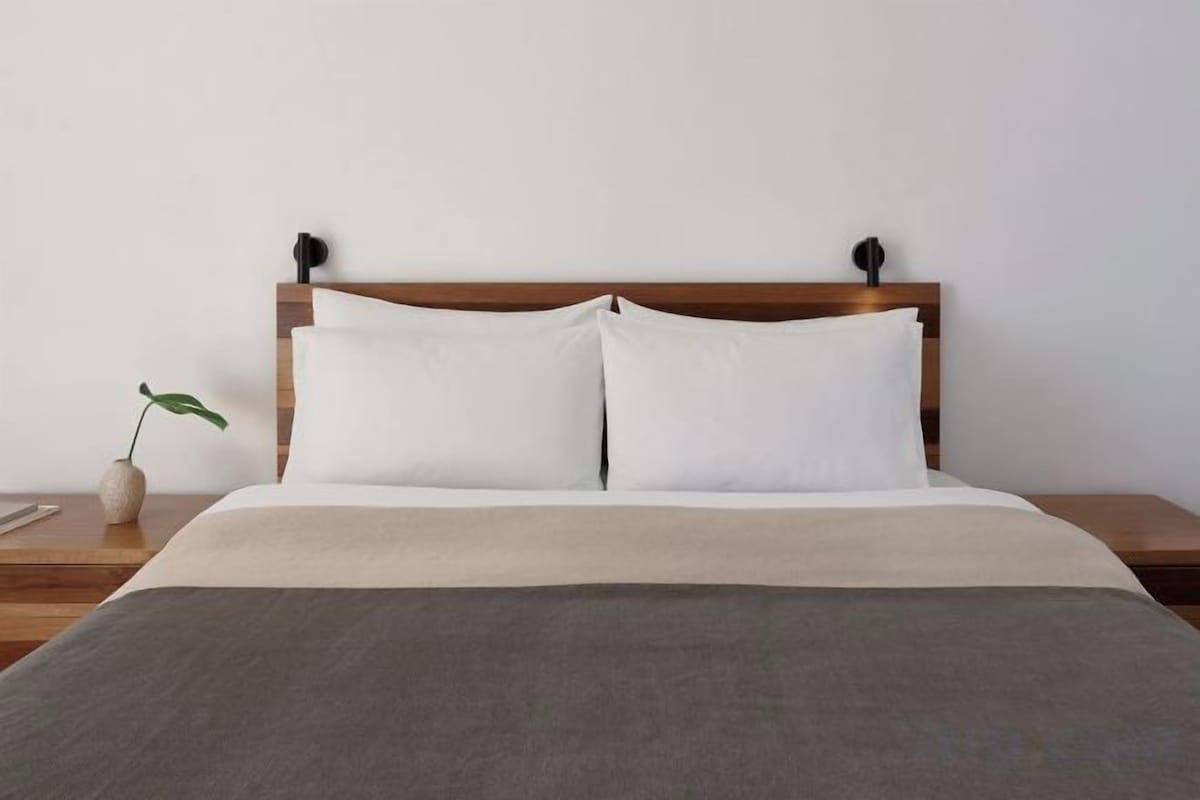 Selimut bulu angsa, tempat tidur Select Comfort, brankas, dan meja kerja