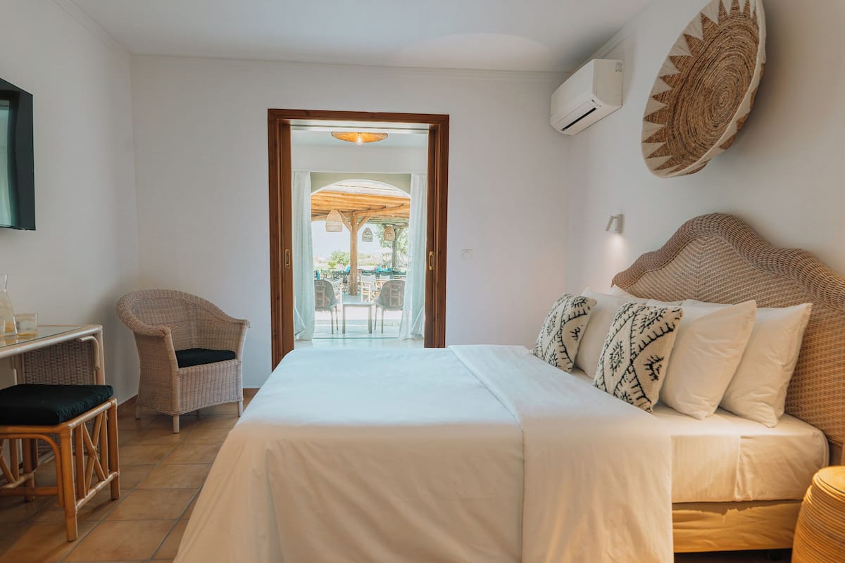 2 bedrooms, down duvets, Select Comfort beds, in-room safe