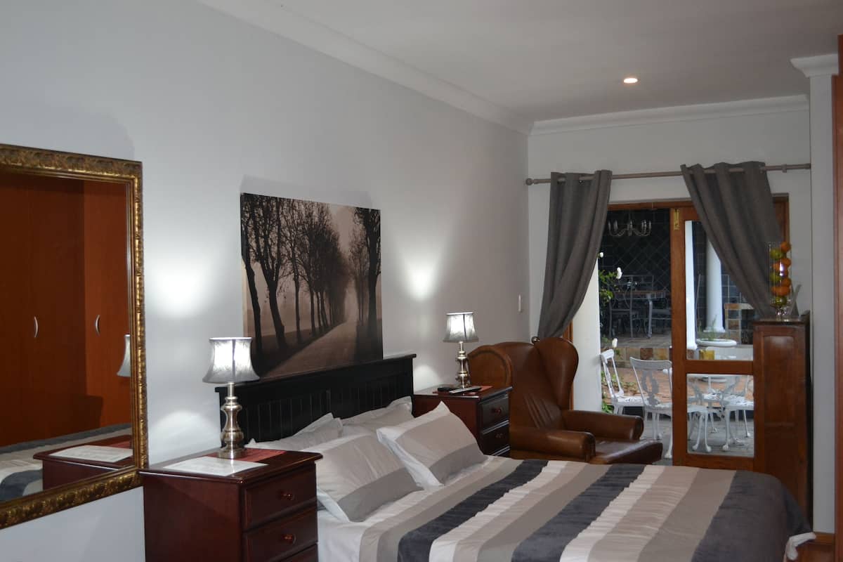 Bachelor Apartment | 2 bedrooms, premium bedding, down comforters, memory foam beds