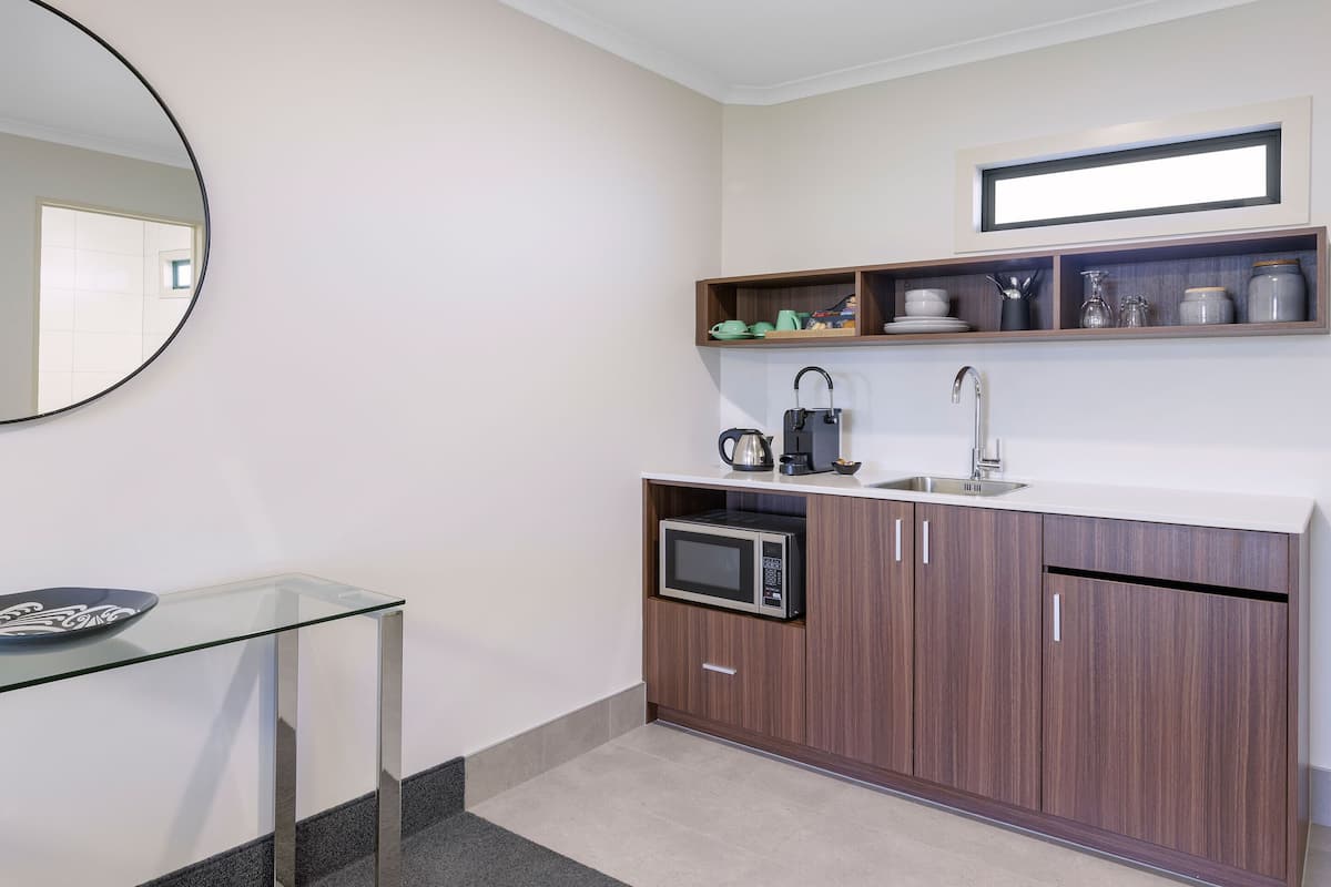 executive suite | private kitchenette | coffee/tea maker, electric kettle