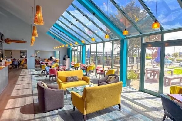 Breakfast, lunch, dinner served; alfresco dining