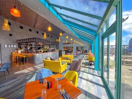 供应早餐、午餐和晚餐，室外就餐