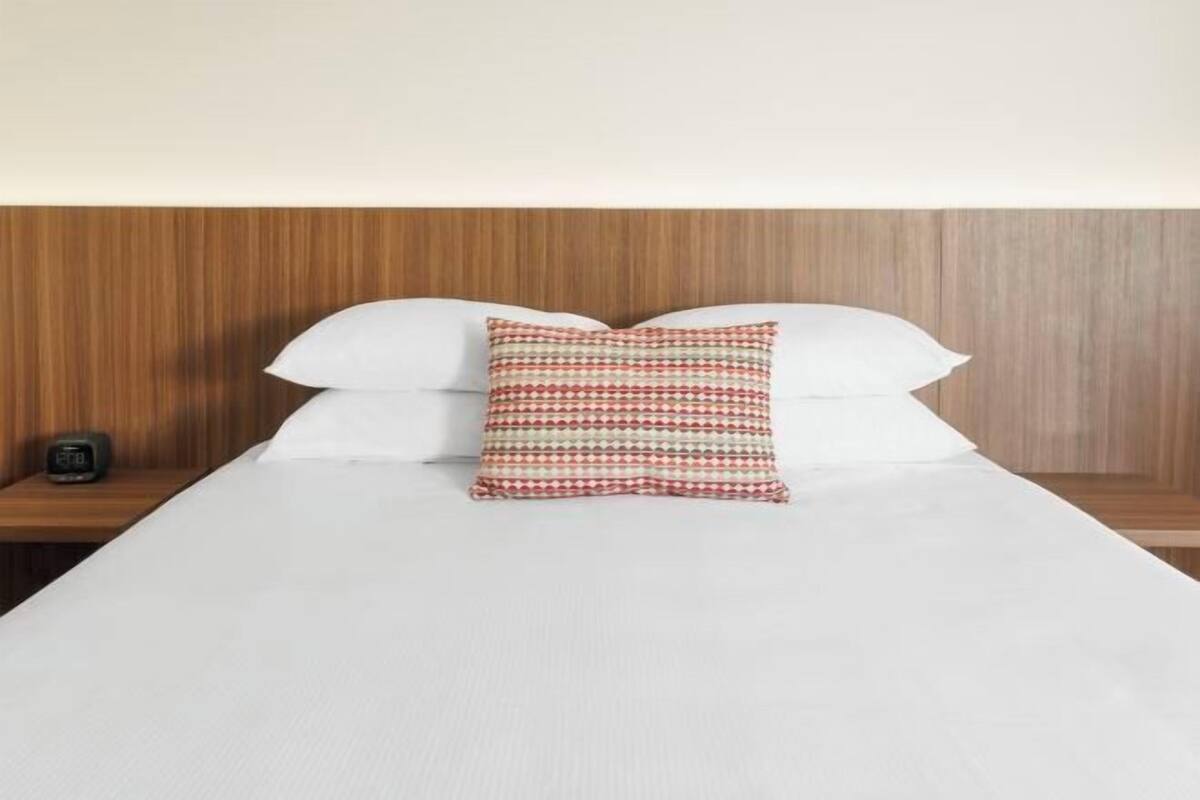 1 Schlafzimmer, hochwertige Bettwaren, Zimmersafe, Schreibtisch