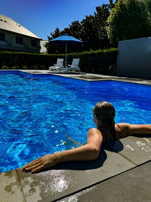 Piscine extérieure, chaises longues