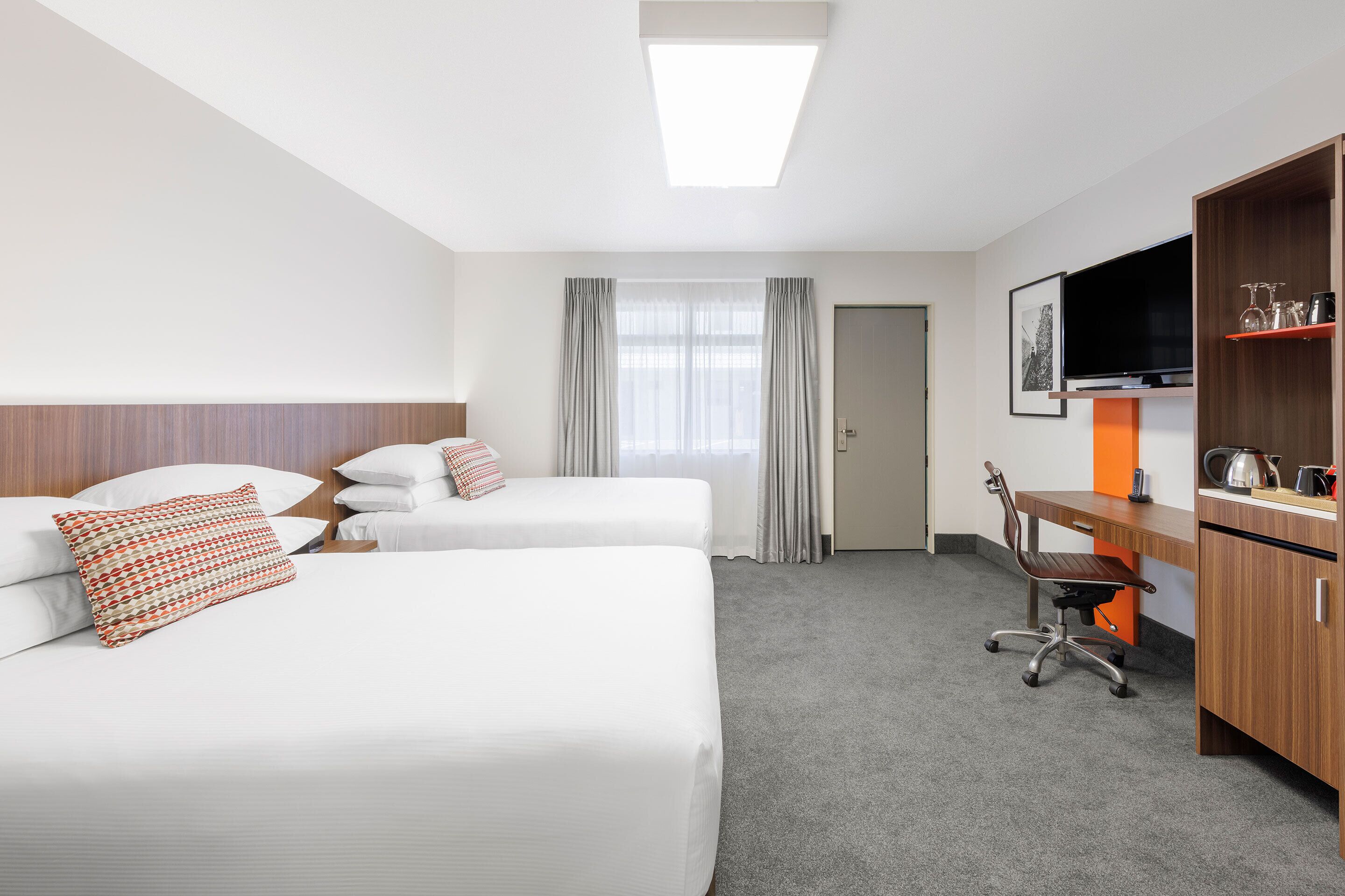 Doppelzimmer zur Einzelnutzung | Hochwertige Bettwaren, Zimmersafe, Schreibtisch, schallisolierte Zimmer