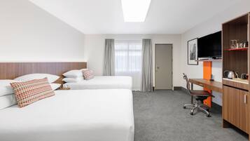 Doppelzimmer zur Einzelnutzung | Hochwertige Bettwaren, Zimmersafe, Schreibtisch, schallisolierte Zimmer