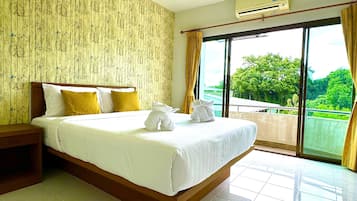 Muebles diferentes, escritorio y espacio para trabajar con laptop