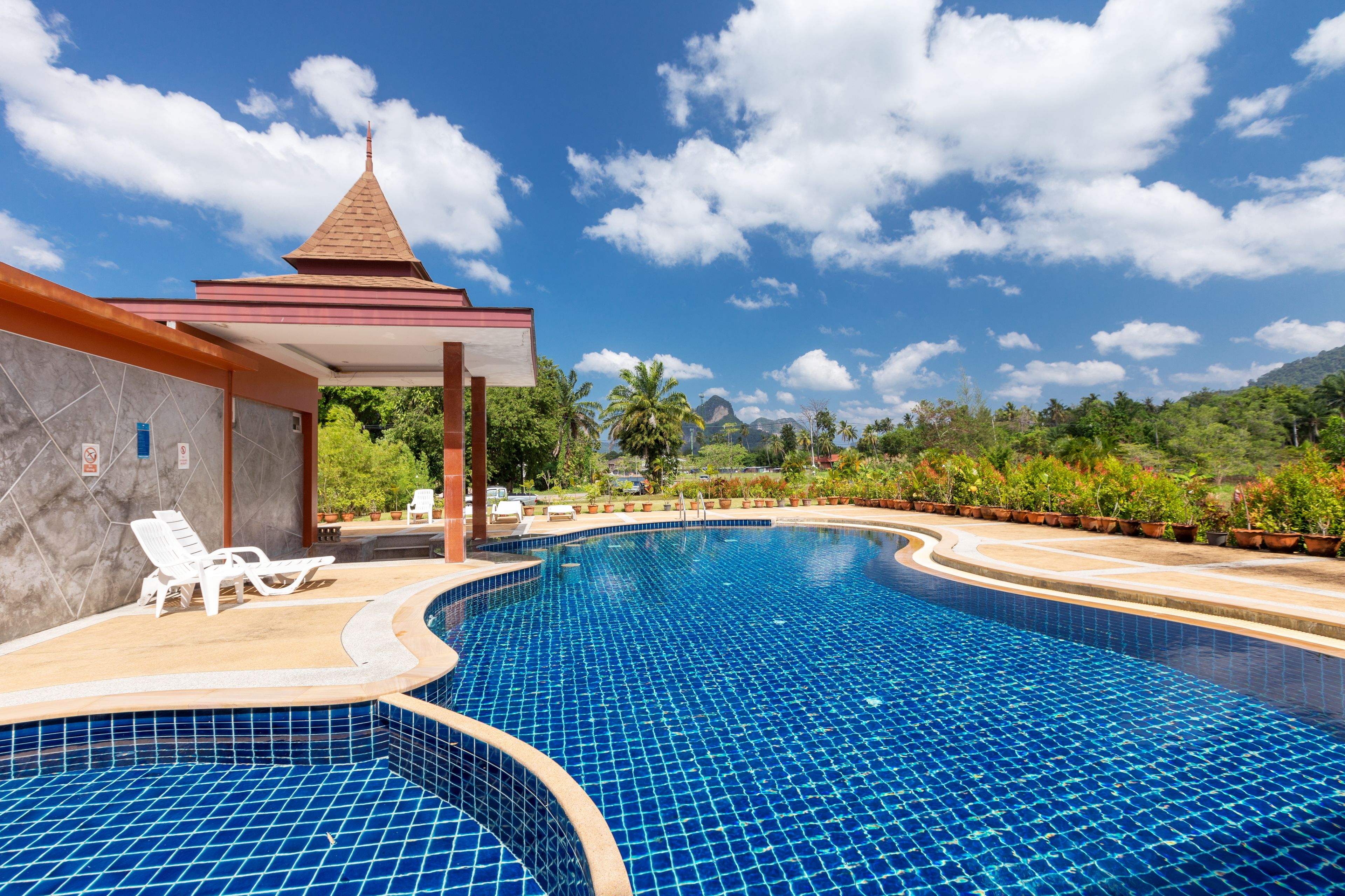 Piscine extérieure, chaises longues