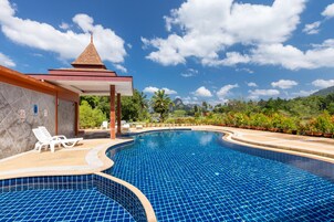 Piscina externa, espreguiçadeiras