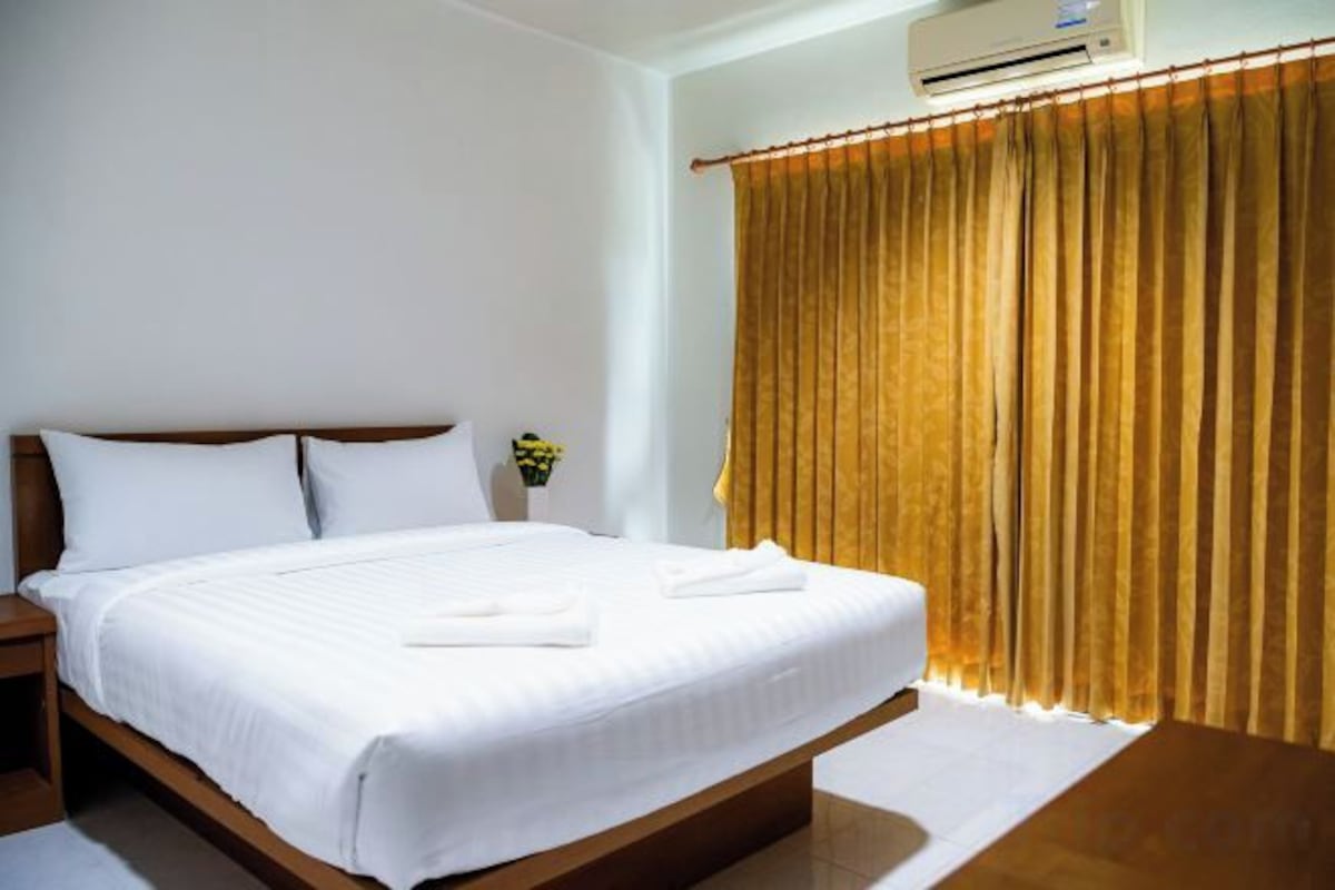 In-room safe, desk, laptop workspace, iron/ironing board (on request)