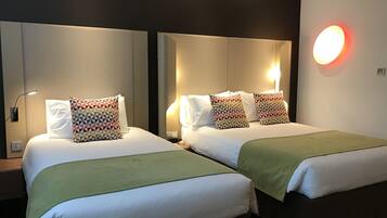 Standard-herbergi - 2 einbreið rúm | Rúmföt af bestu gerð, rúm með „pillowtop“-dýnum, öryggishólf í herbergi