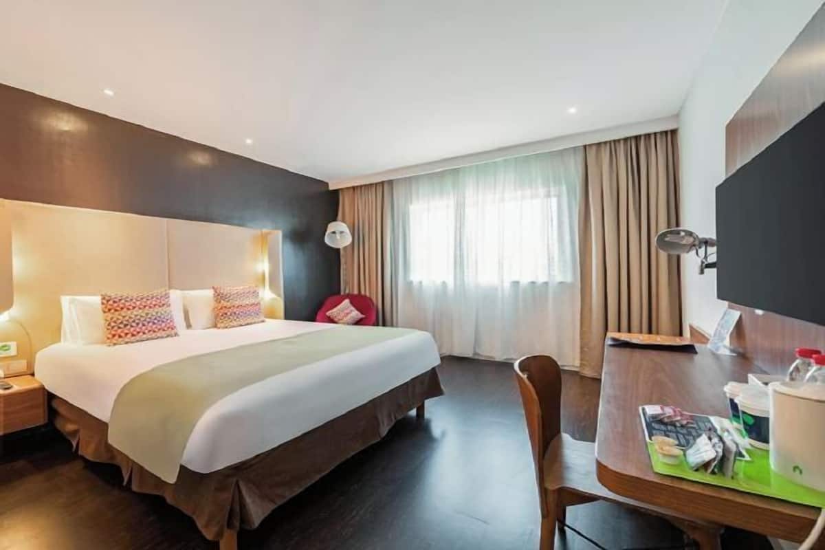 Premium bedding, pillow-top beds, in-room safe, individually decorated