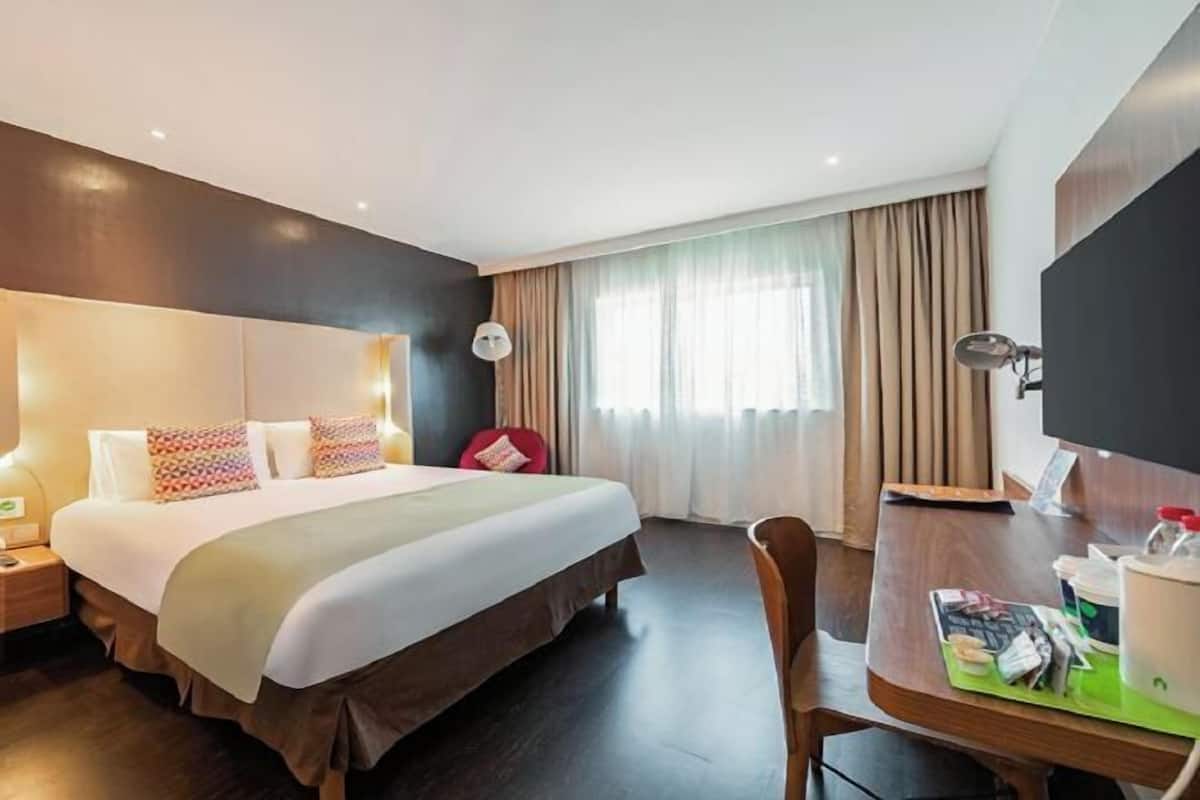 Premium bedding, pillow-top beds, in-room safe, individually decorated