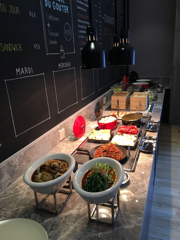 Daily buffet breakfast (CNY 68 per person)